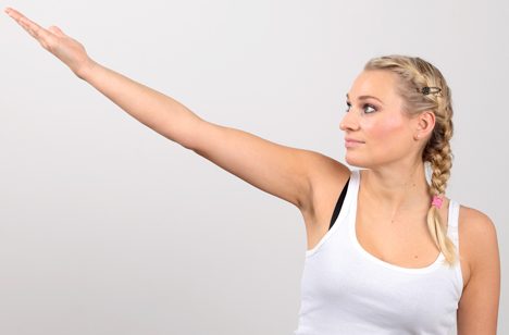 При артрозе плечевого сустава боль вызывает отведение руки в сторону, особенно на угол 90°–120°.